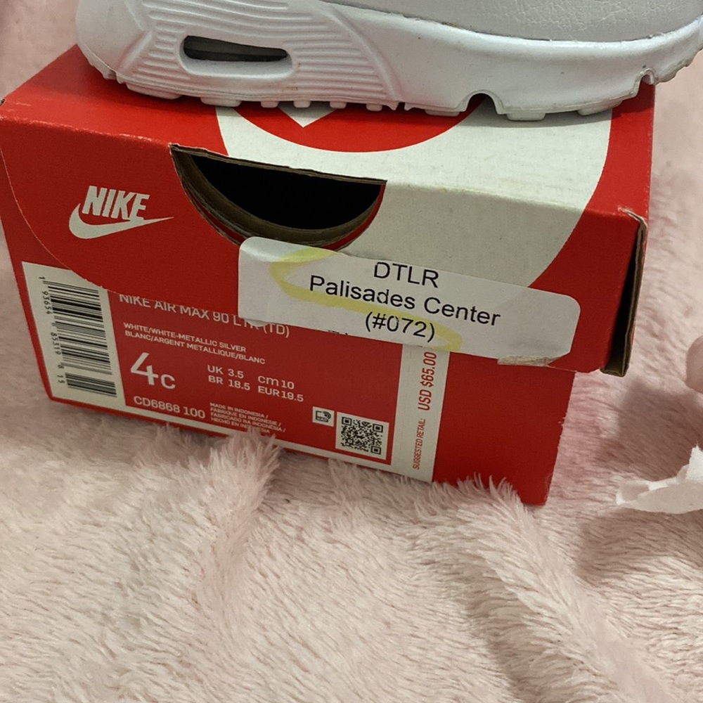 Nike - Picture 4 of 4